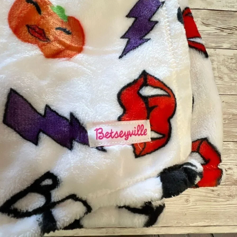 NWT BETSEYVILLE BETSEY JOHNSON‎ Halloween Plush Throw Blanket w/Hanger 50x70 New
